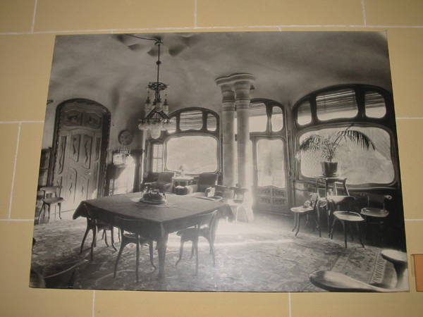 Picture of a dining room in a Gaudí'-designed house